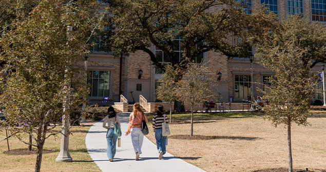 TCU Neeley School of Business students walking to class