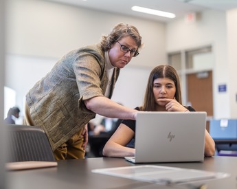 TCU Neeley faculty member assisting undergrad student during advising