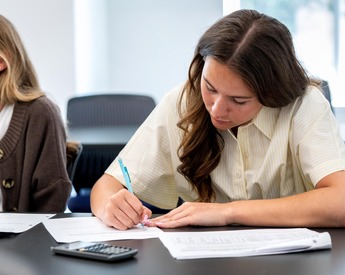 TCU Neeley accounting student working in class